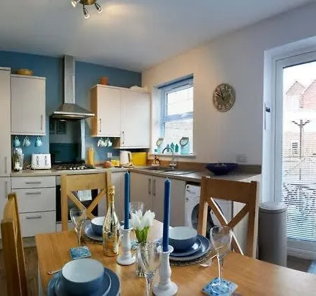 The Nets - Fantastic 3 Bedroom House With Parking 펜션 파일리