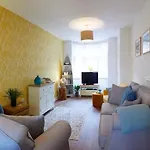 Casa de Férias The Nets - Fantastic 3 Bedroom House With Parking *